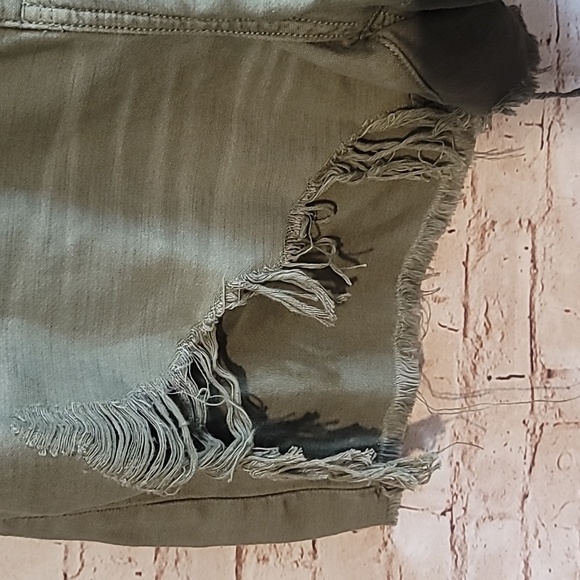 American Eagle Highest Rise Mom Short - Picture 3 of 10